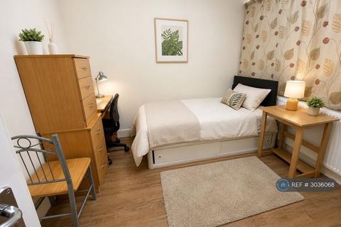 1 bedroom in a house share to rent, Rosemary Avenue, Hounslow West, TW4