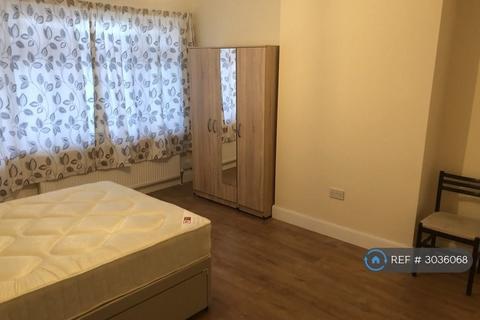 1 bedroom in a house share to rent, Rosemary Avenue, Hounslow West, TW4
