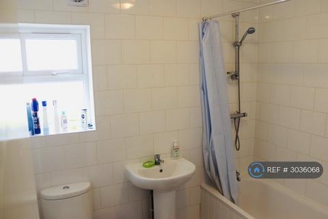 1 bedroom in a house share to rent, Rosemary Avenue, Hounslow West, TW4