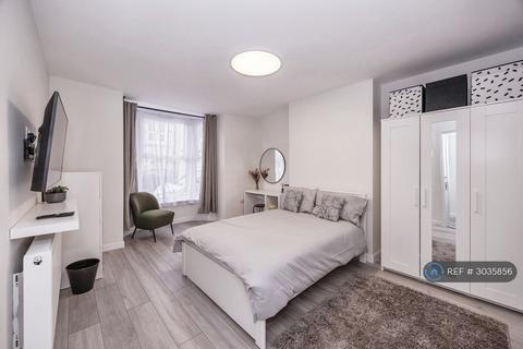 1 bedroom in a flat share to rent, Orchard Road, Southsea, PO4