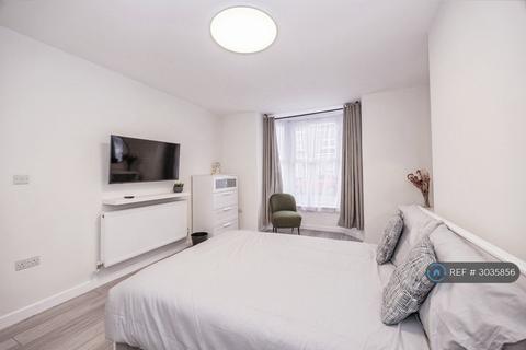 1 bedroom in a flat share to rent, Orchard Road, Southsea, PO4
