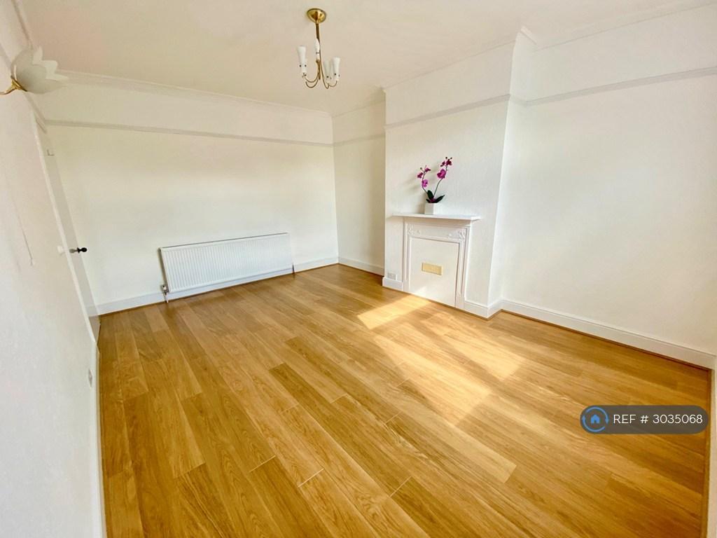 Apartment in Pinner - More