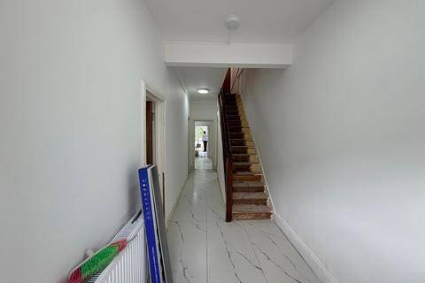 6 bedroom end of terrace house to rent, Pears Road, Hounslow TW3