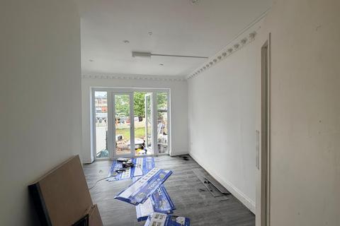 6 bedroom end of terrace house to rent, Pears Road, Hounslow TW3