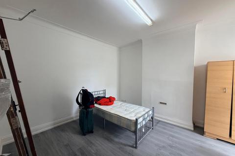 6 bedroom end of terrace house to rent, Pears Road, Hounslow TW3
