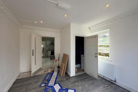 6 bedroom end of terrace house to rent, Pears Road, Hounslow TW3