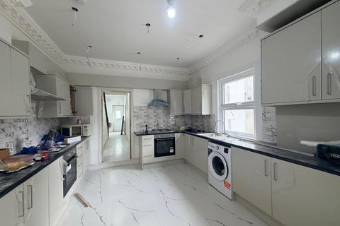 6 bedroom end of terrace house to rent, Pears Road, Hounslow TW3