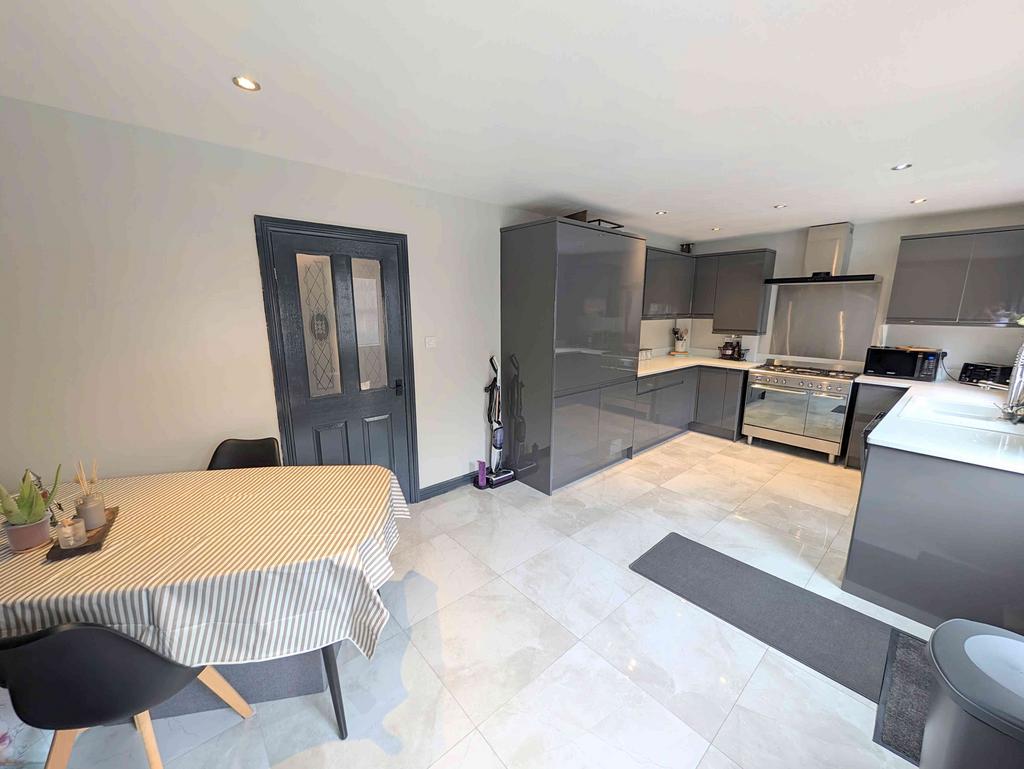 House in Rastrick - View 2