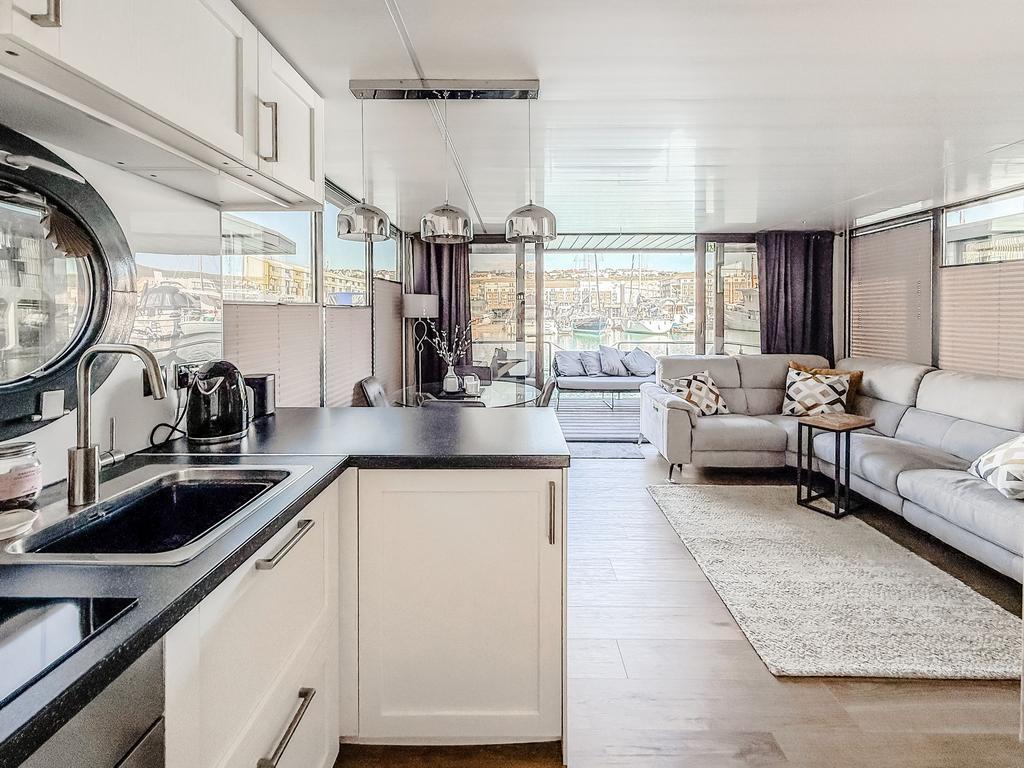 Apartment in Brighton - View 3
