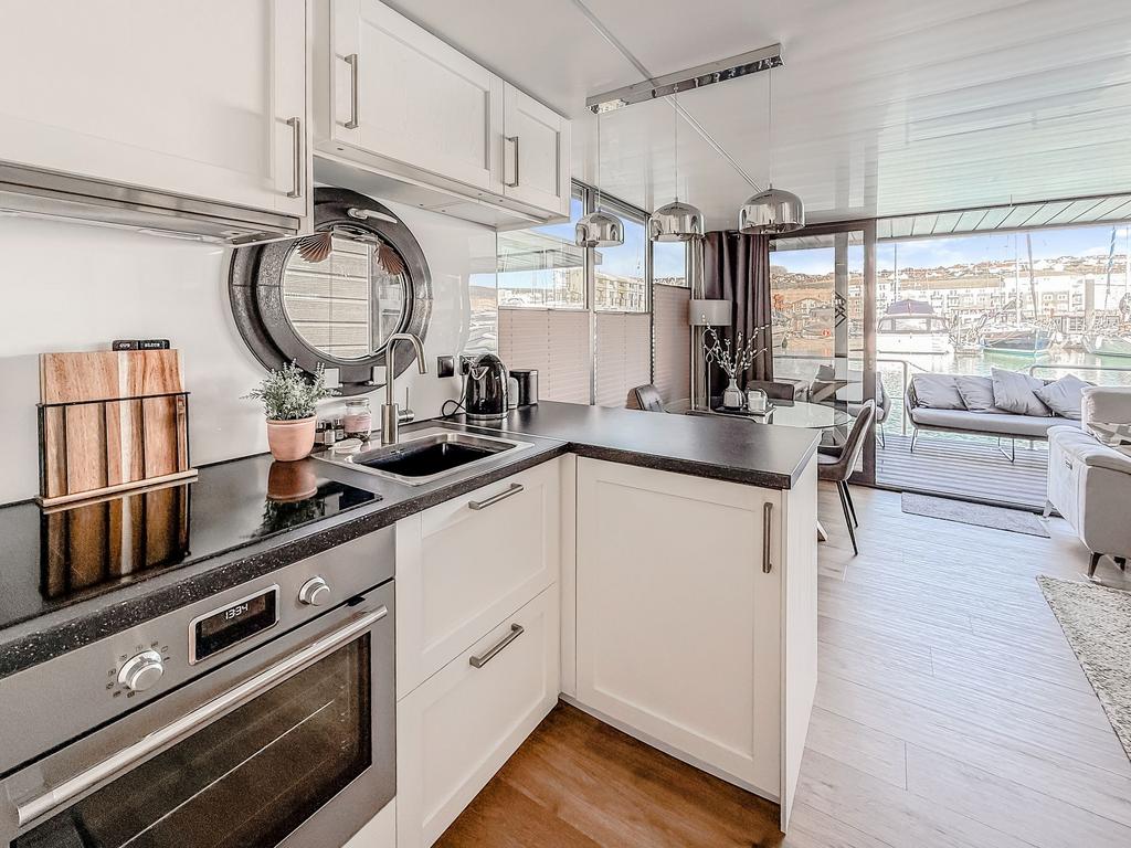 Apartment in Brighton - View 4