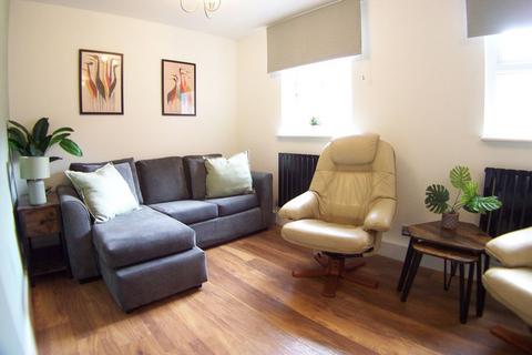 3 bedroom apartment to rent, St. Michaels Crescent, Leeds