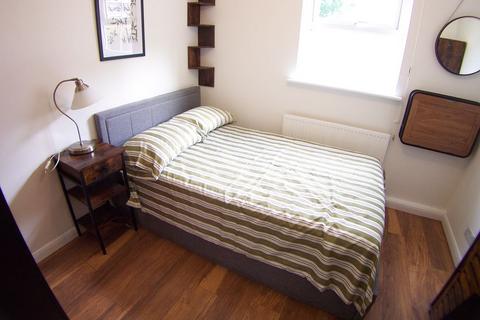 3 bedroom apartment to rent, St. Michaels Crescent, Leeds