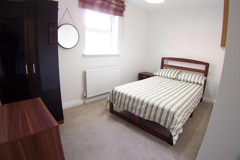 3 bedroom apartment to rent, St. Michaels Crescent, Leeds