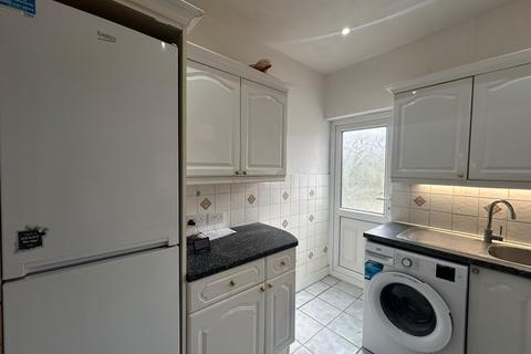 3 bedroom semi-detached house to rent, Hounslow TW5