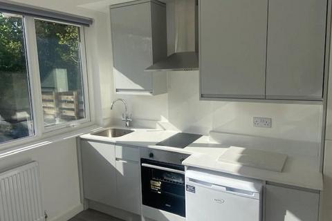 Studio to rent, Hoop Lane, London