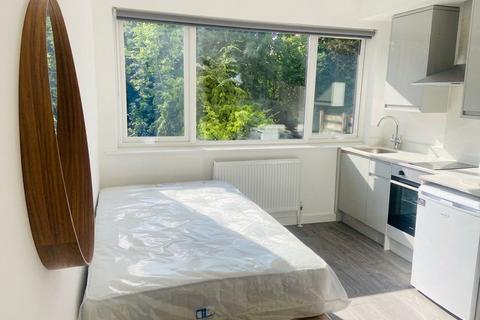 Studio to rent, Hoop Lane, London