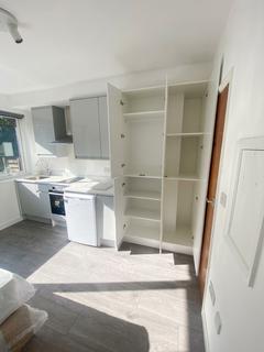 Studio to rent, Hoop Lane, London