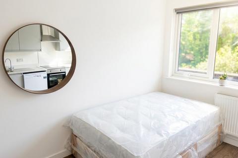 Studio to rent, Hoop Lane, London