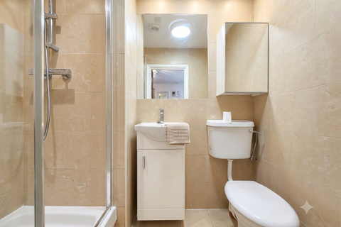 Studio to rent, Hoop Lane, London
