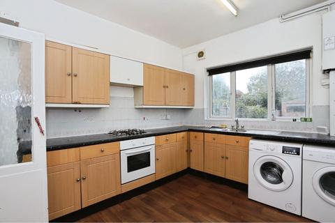 3 bedroom terraced house to rent, Grove Road, Bristol, BS16