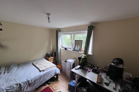 4 bedroom flat to rent, Russet Crescent, London