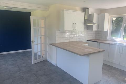 3 bedroom detached house to rent, Darfield Farmhouse
