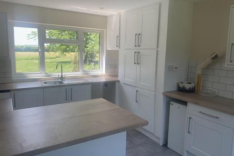 3 bedroom detached house to rent, Darfield Farmhouse