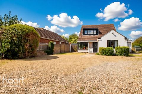 4 bedroom detached house for sale, Castles Close, Hitchin