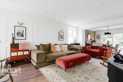 4 bedroom detached house for sale, Castles Close, Hitchin
