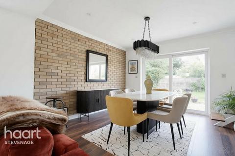 4 bedroom detached house for sale, Castles Close, Hitchin
