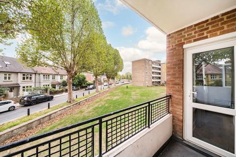3 bedroom flat for sale, Broomhouse Lane, London SW6
