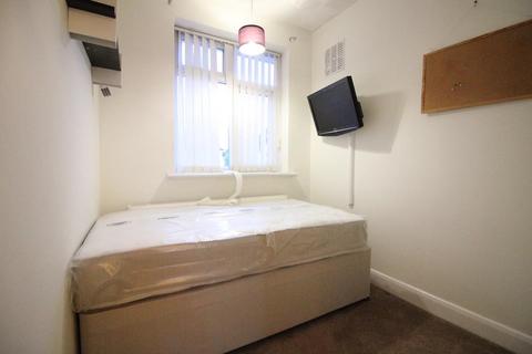 3 bedroom house to rent, The Crossways, Heston