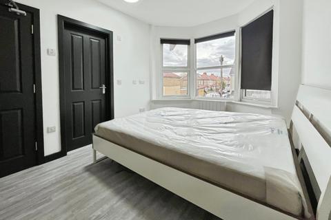 Studio to rent, Cromwell Road, Hounslow