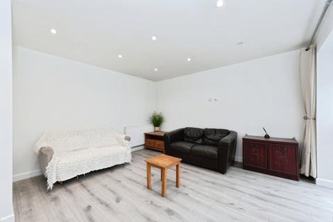 2 bedroom flat for sale, Lampton Road, Hounslow TW3