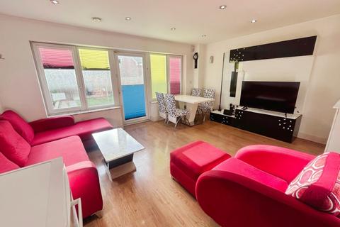 4 bedroom terraced house to rent, Pontes Avenue, Hounslow