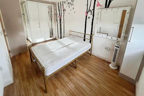 4 bedroom terraced house to rent, Pontes Avenue, Hounslow