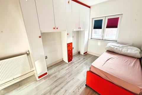 4 bedroom terraced house to rent, Pontes Avenue, Hounslow