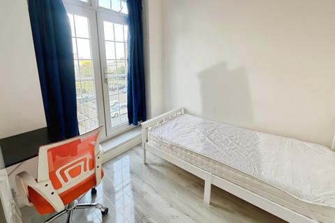 4 bedroom terraced house to rent, Pontes Avenue, Hounslow