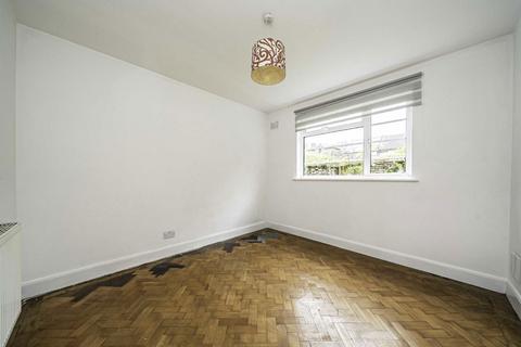 undefined, Queens Road, Twickenham TW1