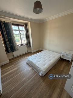 1 bedroom in a flat share to rent, Ruxley Lane, Epsom, KT19