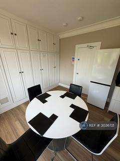 1 bedroom in a flat share to rent, Ruxley Lane, Epsom, KT19