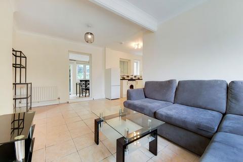 2 bedroom end of terrace house to rent, Merton Road, Barking, Barking, IG11