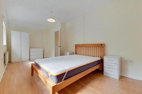 2 bedroom end of terrace house to rent, Merton Road, Barking, Barking, IG11