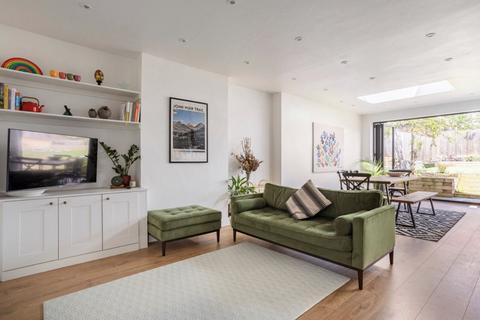 3 bedroom terraced house to rent, Crescent Way, Streatham Common, London, SW16