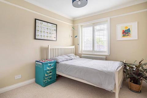 3 bedroom terraced house to rent, Crescent Way, Streatham Common, London, SW16