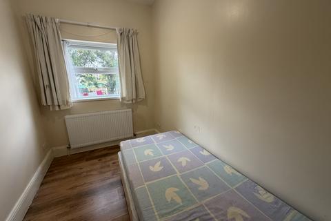 2 bedroom ground floor flat to rent, Kenninghall Road, London E5