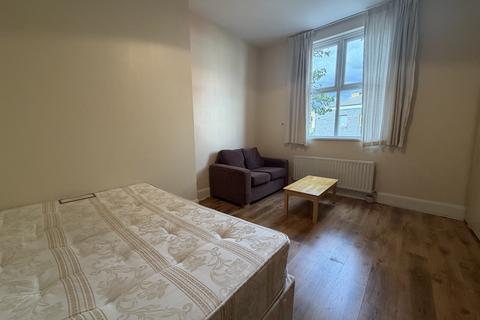 2 bedroom ground floor flat to rent, Kenninghall Road, London E5