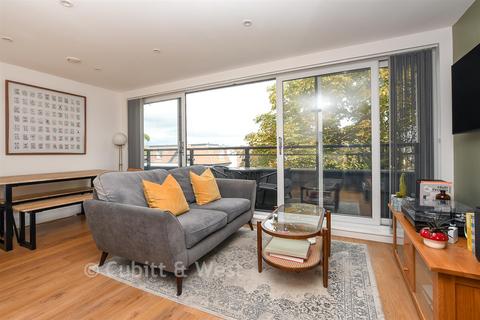 1 bedroom flat for sale, Victoria Road, Horley, Surrey