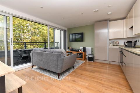 1 bedroom flat for sale, Saxley Court, Horley RH6