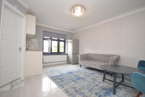 1 bedroom flat to rent, Wincanton Gardens, Ilford, IG6 2BP